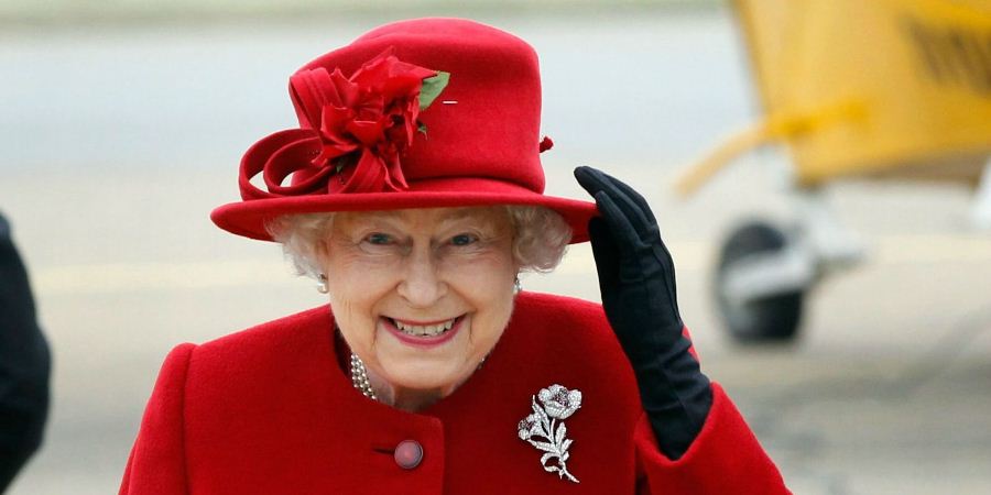 landscape-1440082478-queen-elizabeth-ii-red-hat