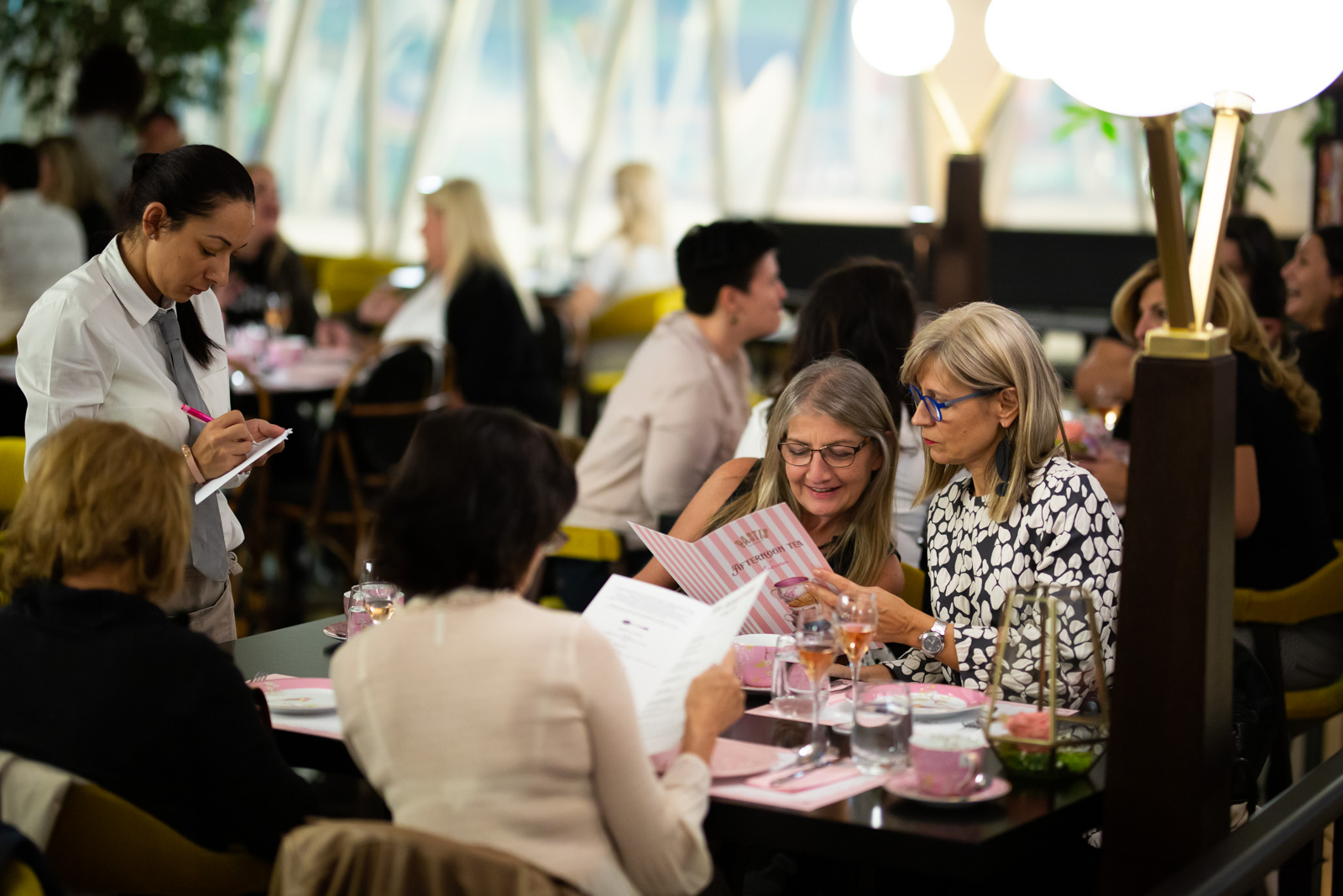 Το event για την επιστροφή του ροζ afternoon tea στο Pastis του Golden Hall.